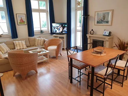 Wohnzimmer mit Kamin