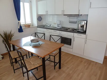 Küchenzeile mit Geschirrspüler & Kaffeevollautomat