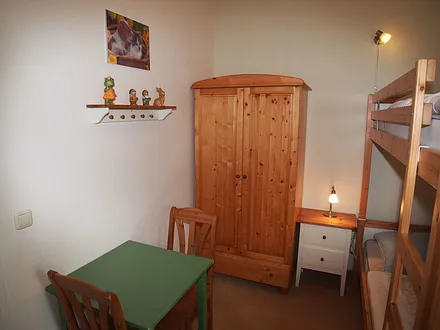 2. Schlafzimmer mit Tisch und 2 Stühle