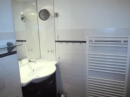 Badezimmer mit Kosmetikspiegel und Föhn