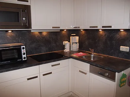 moderner Küchenbereich (voll ausgestattet)