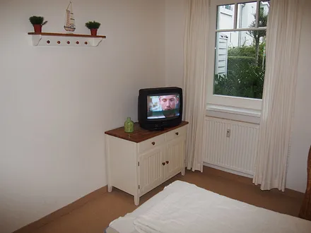 Schlafzimmer mit TV-Gerät
