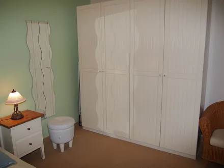 Schlafzimmer mit großem Schrank und Spiegel