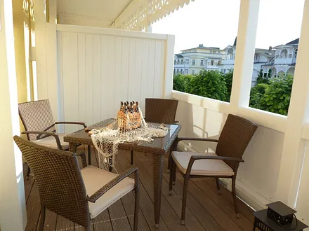 Gemütlicher Balkon mit  Nachmittags- und Abendsonne