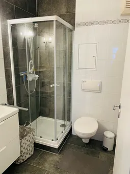 Badezimmer mit Dusche