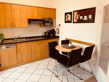 Küchenzeile mit Essbereich