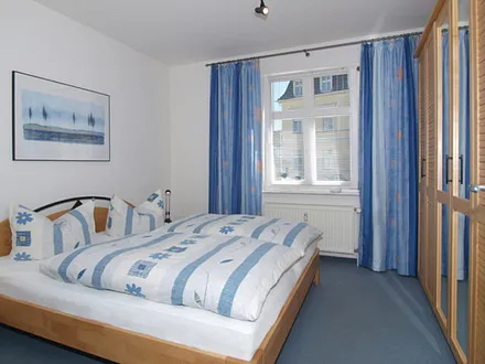 Schlafzimmer mit Doppelbett