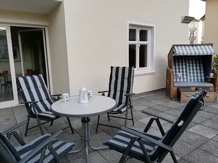 große Südterrasse mit Strandkorb