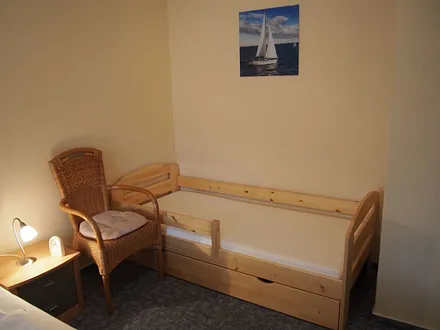 Schlafzimmer mit Kinder/Jugendbett 1,80 m Lang