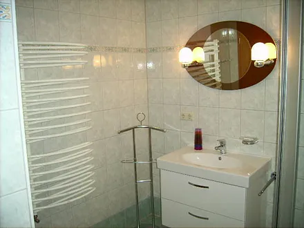 Badezimmer mit Kosmetikspiegel und Föhn