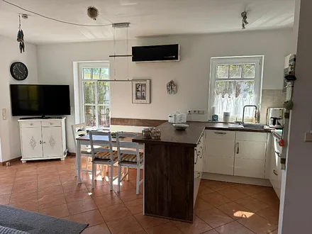 Küchenzecke mit Backofen, Geschirrspüler, Kühl- Gefrierkombination