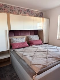 Schlafzimmer mit neuem Boxspringbett
