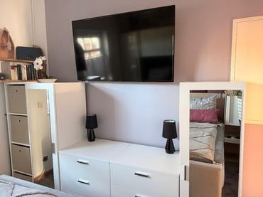 Schlafzimmer mit TV und neuen Schränken