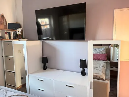Schlafzimmer mit TV und neuen Schränken
