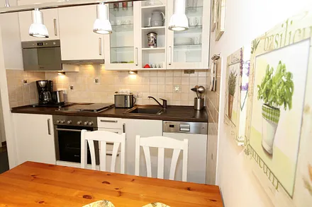 integrierte Küchenzeile mit Mikrowelle, Backofen, Ceranfeld, Spülmaschine, Kühlschrank mit Gefrierfach, Kaffeemaschine und anderen praktischen Hilfsutensilien