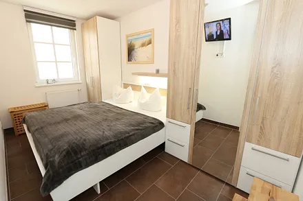 Schlafzimmer mit Doppelbett (1,80 m x 2,00 m), Nachttischkonsolen, Smart-TV, Safe und Kleiderschrank 