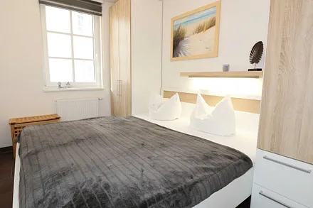 Schlafzimmer mit Doppelbett (1,80 m x 2,00 m), Nachttischkonsolen, Smart-TV, Safe und Kleiderschrank 