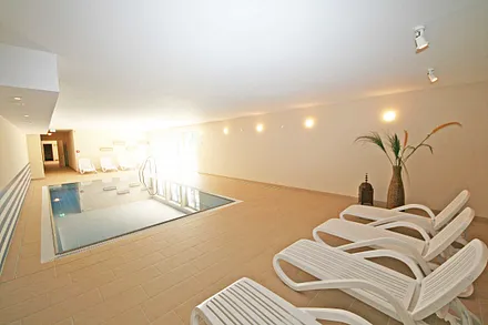 Wellnessbereich mit Innenpool (8 m x 4 m - 1,30 m tief), Sauna und Ruheraum im Haupthaus A inklusive