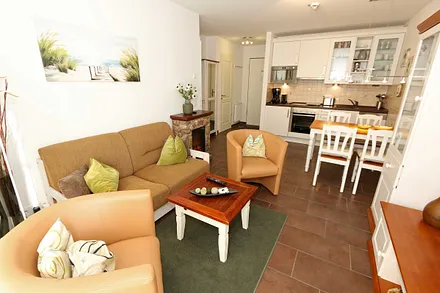 Wohnbereich mit Essecke, gemütlicher Couch (1,60 m x 2,00 m), Couchtisch, Stehlampe, 2 Vitrinen, Sideboard mit LCD-TV, DVD-Player und Musikanlage vorhanden