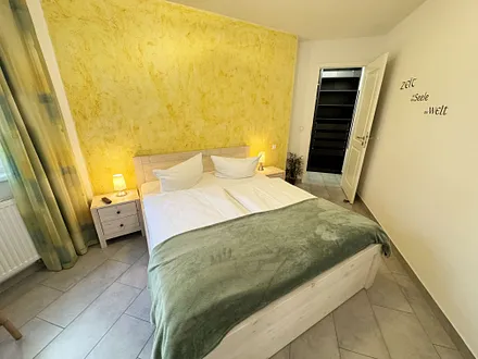 Haus Meeresblick WE A 1.10 Schlafzimmer mit Doppelbett
