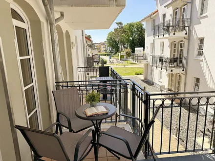 kleiner möblierter Balkon (West)