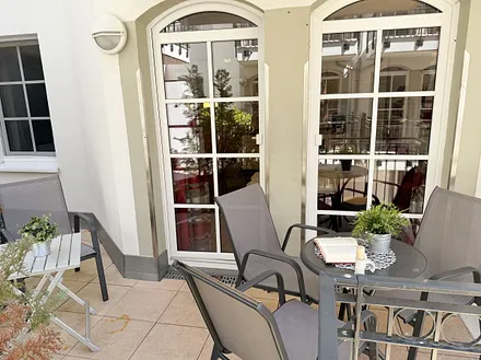 kleiner möblierter Balkon (West)