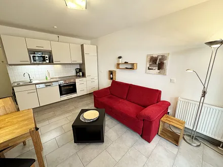 Wohnbereich mit einer Essecke, gemütlicher Couch (Aufbettung für 3./4. Person 1,60 m x 2,00 m), Smart-TV, Blu-Ray-Player und Musikanlage mit DAB Radio