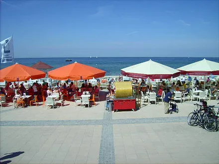 Promenadenplatz vor dem Hause