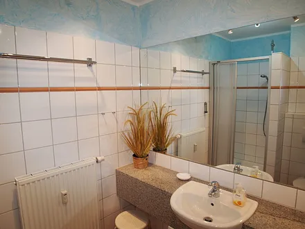 Badezimmer mit Kosmetikspiegel und Föhn