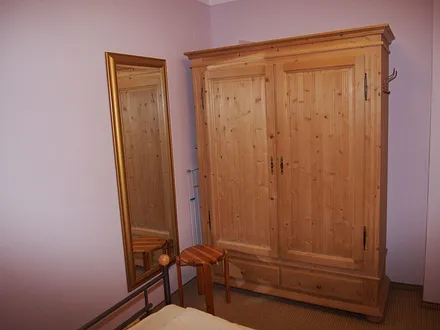 Schlafzimmer mit großem Schrank und Spiegel