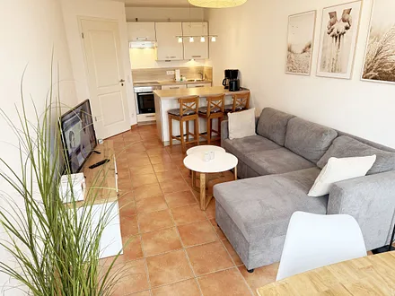 gemütlicher Wohn-und Essbereich mit Küchenzeile