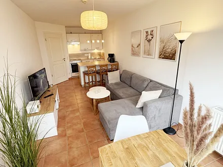 gemütlicher Wohn-und Essbereich mit Küchenzeile