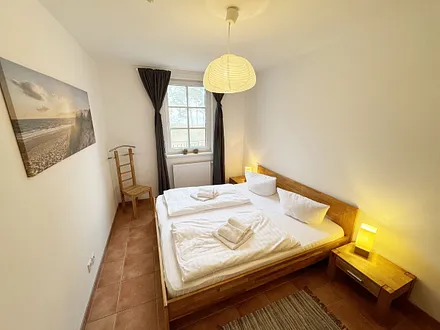 Schlafzimmer mit Doppelbett