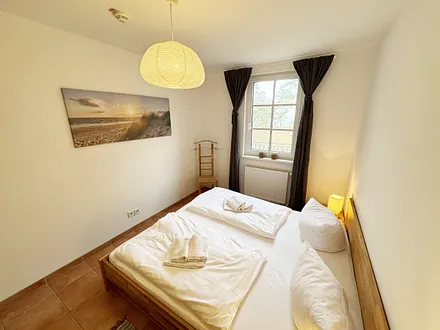 Schlafzimmer mit Doppelbett