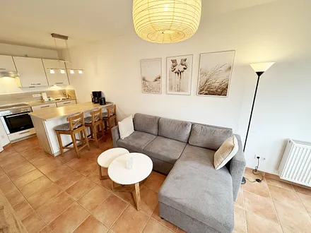 gemütlicher Wohn-und Essbereich mit Küchenzeile