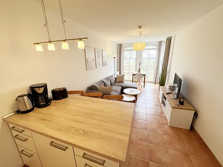 Küchenzeile mit Blick auf den Wohn-und Essbereich