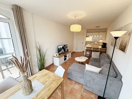 gemütlicher Wohn-und Essbereich mit Küchenzeile