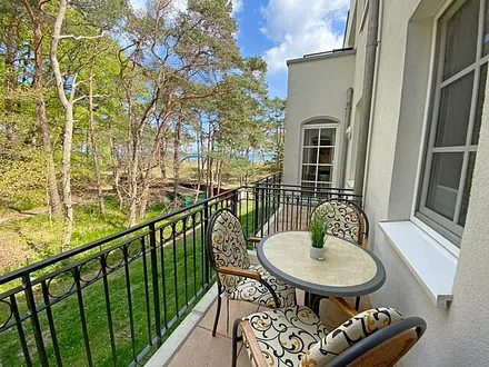 bestuhlter Balkon (Nord/West) mit Blick auf Kiefern und Dünen