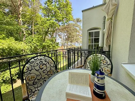 bestuhlter Balkon (Nord/West) mit Blick auf Kiefern und Dünen