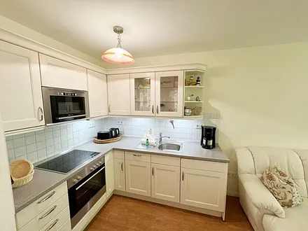 Küchenzeile mit Mikrowelle, Backofen, Ceranfeld, Spülmaschine, Kühlschrank mit Gefrierfach, Kaffeemaschine und anderen praktischen Helfern