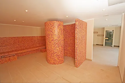 Wellnessbereich mit Innenpool (8 m x 4 m - 1,30 m tief), Sauna und Ruheraum im Haupthaus A inklusive