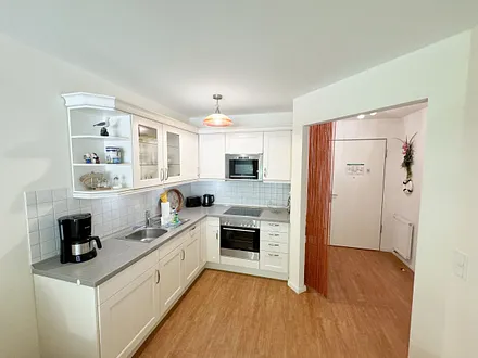 Küchenzeile mit Mikrowelle, Backofen, Ceranfeld, Spülmaschine, Kühlschrank mit Gefrierfach, Kaffeemaschine und praktischen Helfern