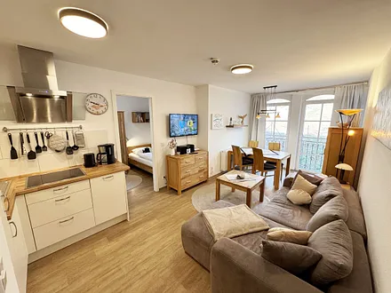 offener Wohnbereich mit Küchenzeile