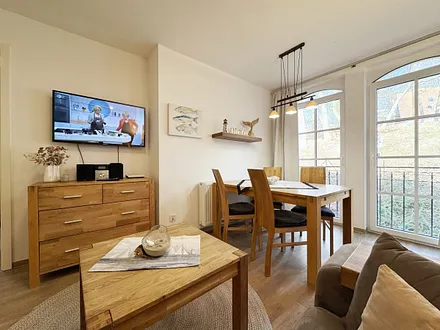 Wohnbereich mit Vitrine und Smart-TV