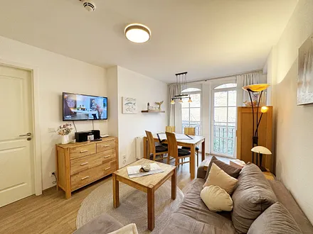 gemütlicher Wohnbereich mit angrenzendem Esstisch