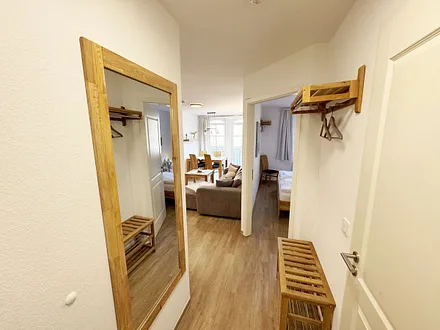 Eingangsbereich mit Garderobe und Spiegel