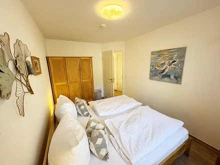 1. Schlafzimmer mit Doppelbett und Kleiderschrank