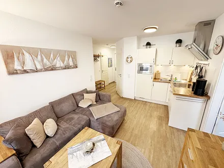 Küchenzeile mit angrenzendem Wohnbereich