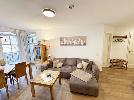 Wohnbereich mit gemütlicher Couch und Couchtisch