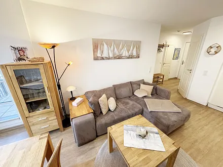 Wohnbereich mit gemütlicher Couch, Vitrine und Couchtisch